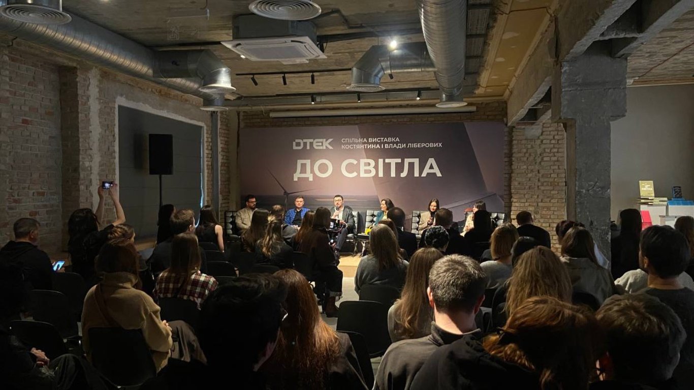 Фотовиставка "До світла"