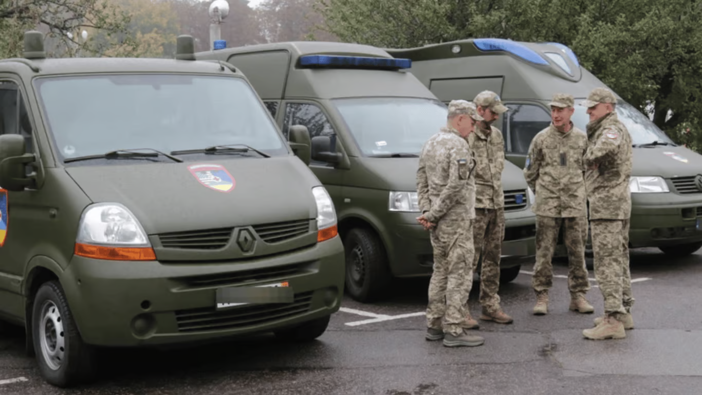 Силова мобілізація — у Львові одразу три автівки ТЦК оточили чоловіка