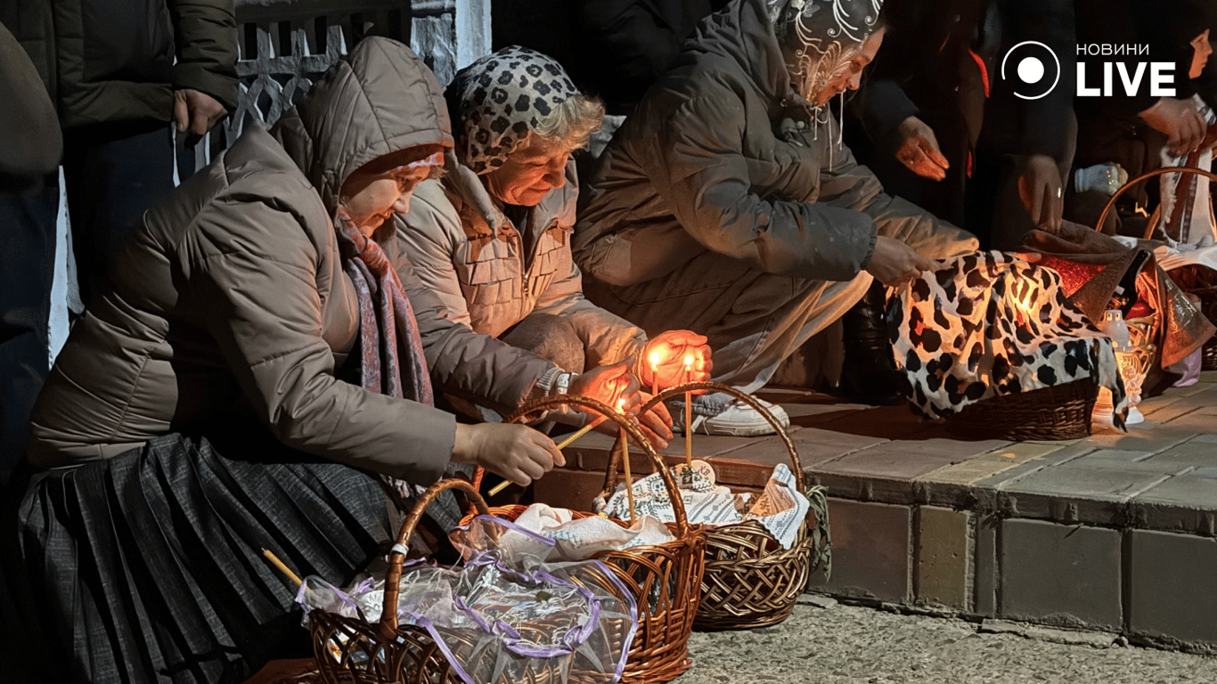 Люди з кошиками біля церкви