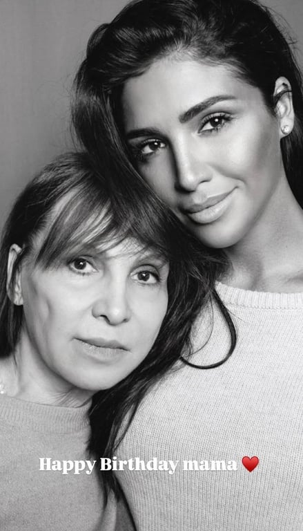 Санта Дімопулос показала маму-красуню