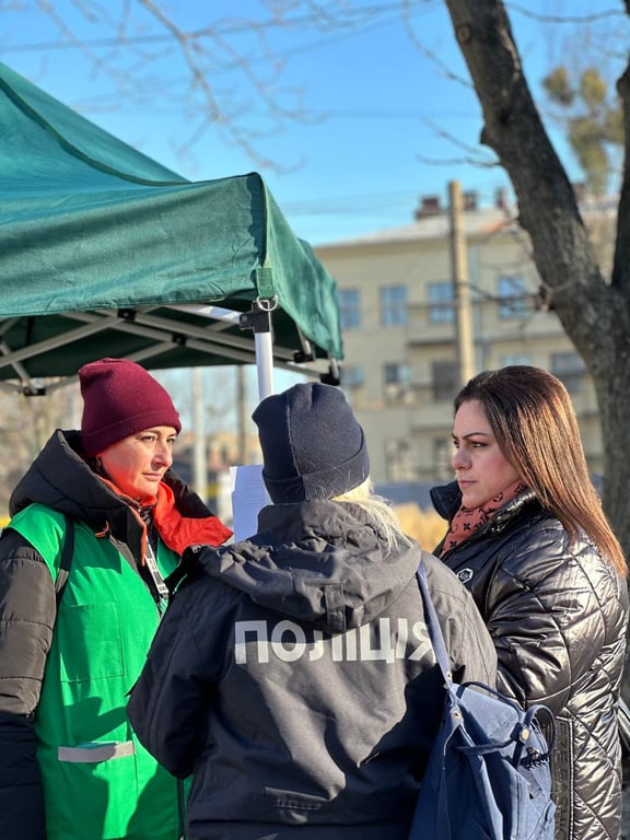 Закривавлений одяг на виставці проти насильства у Львові