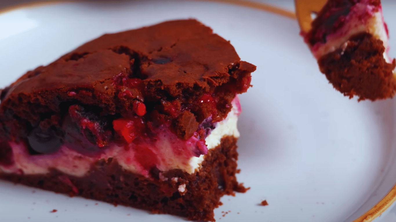 шоколадний пиріг з вишнями та сиром