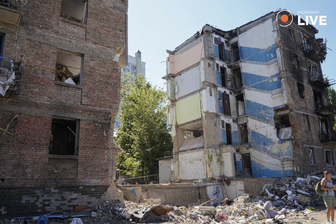Фоторепортаж зі знищеного ракетою будинку у Києві на Сирці — яка його доля та що обіцяють мешканцям - фото 1