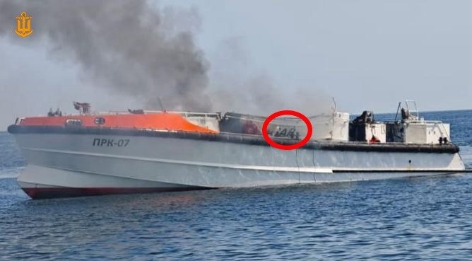 В морі горить цивільне судно