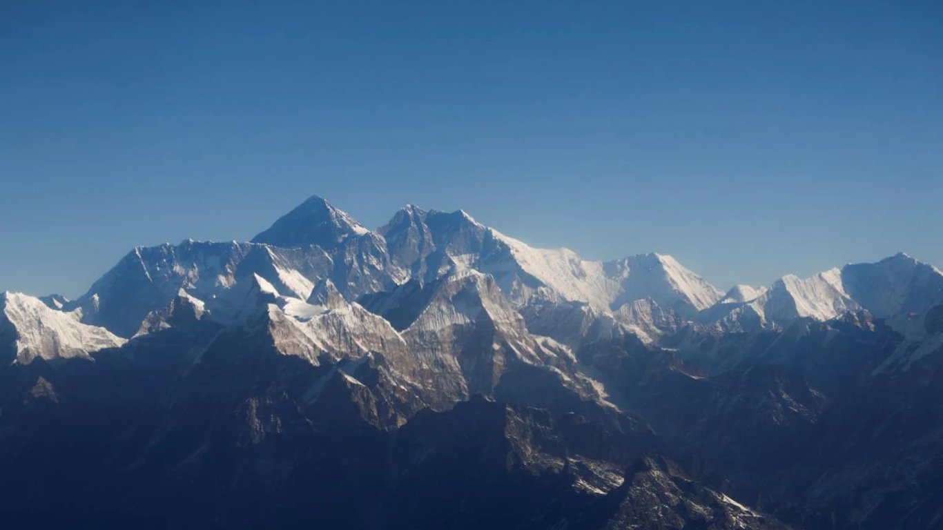 Підкорив вершину: британський альпініст піднявся на Еверест 17-й раз