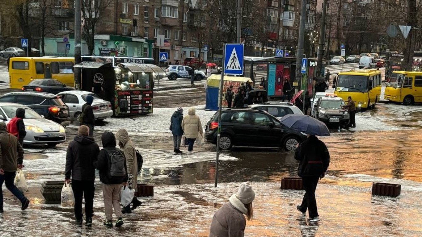 Жителей Киева предупредили о грозе — в городе уже падал град