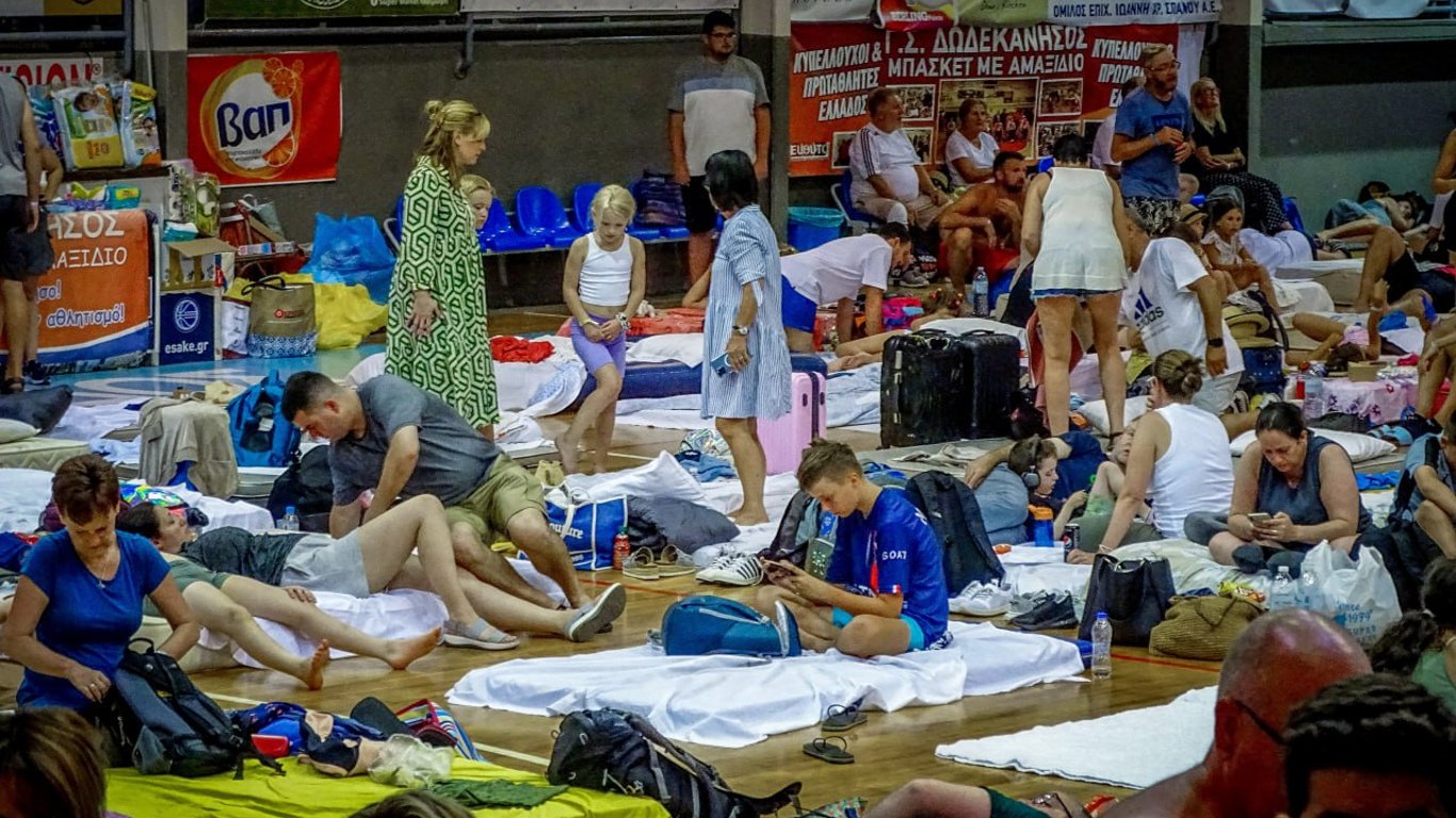 Греція у вогні: з острова Родос вже евакуювали майже 20 тис. людей