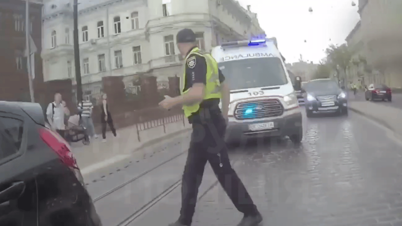 Патрульные Львова помощи пострадавшему с раной головы