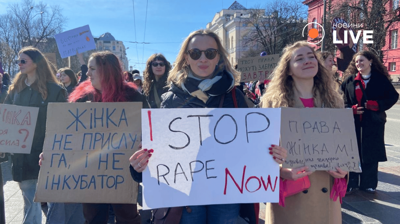 Учасниці акції у Києві 8 березня