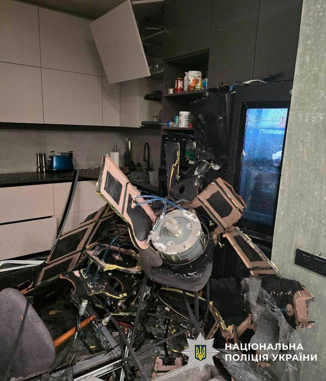 В Києві дрон влетів в квартиру