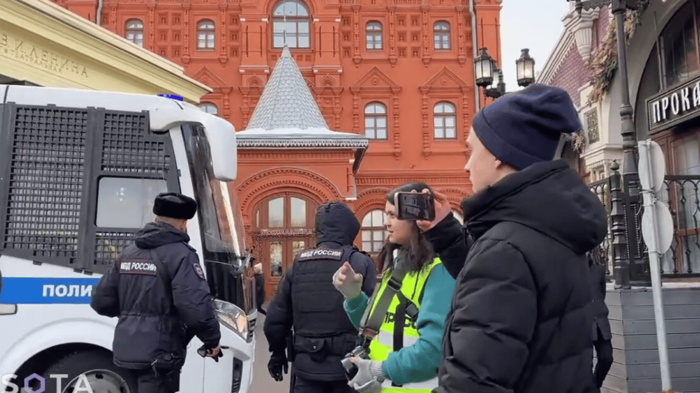 В Москве полиция арестовала 25 участников митинга под стенами Кремля