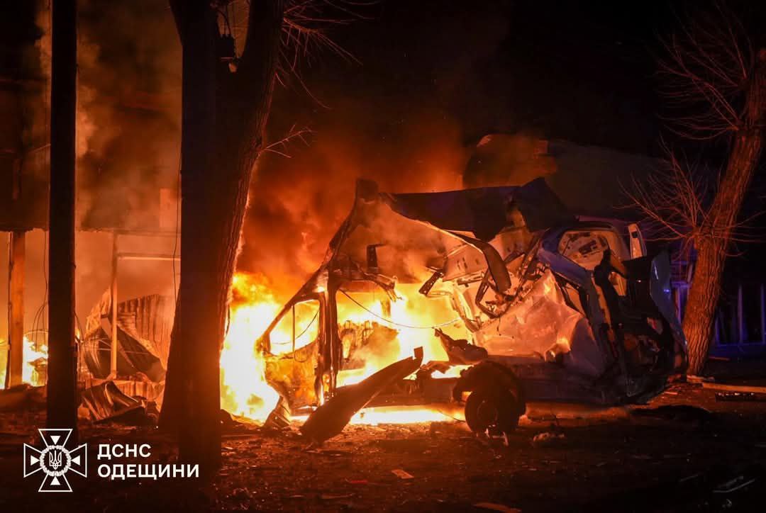 В Одесі масштабні пожежі після атаки РФ — фото наслідків удару - фото 1