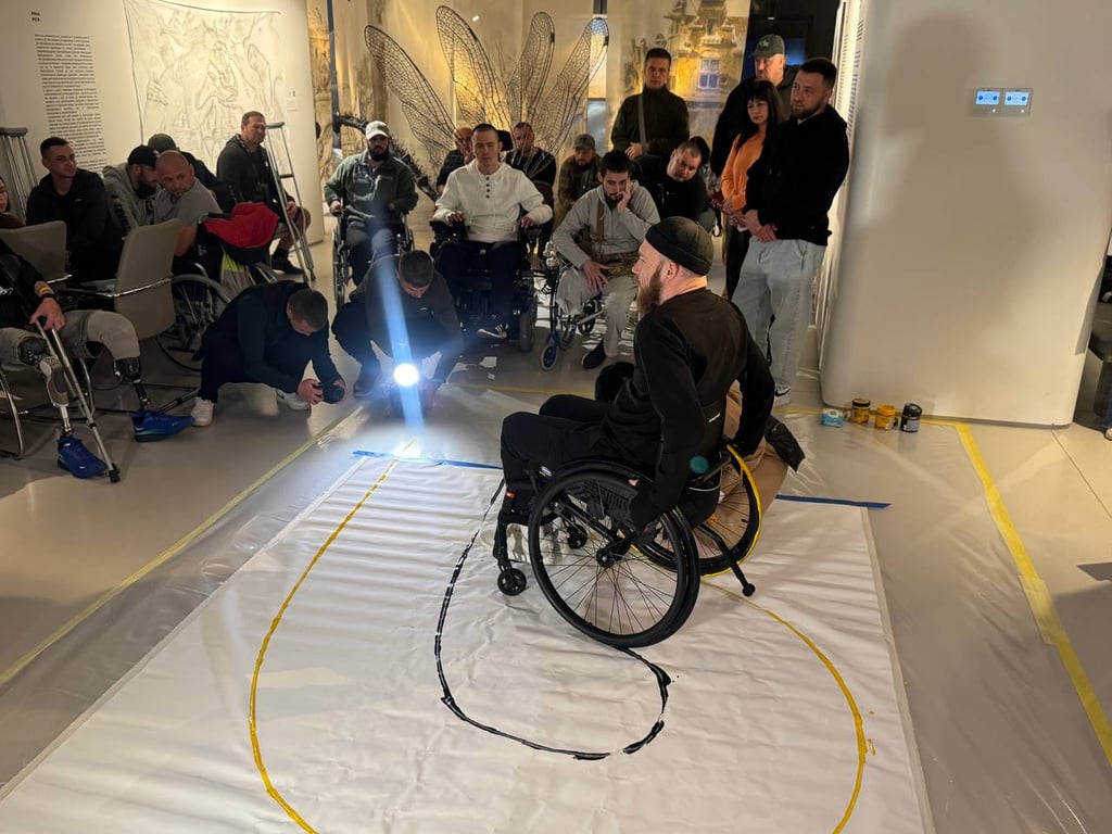 У Львові ветеран створив колісним кріслом полотно - фото 1