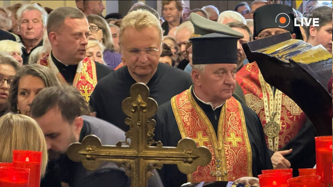 Во Львове начался парастас по Парубию — фоторепортаж - фото 3