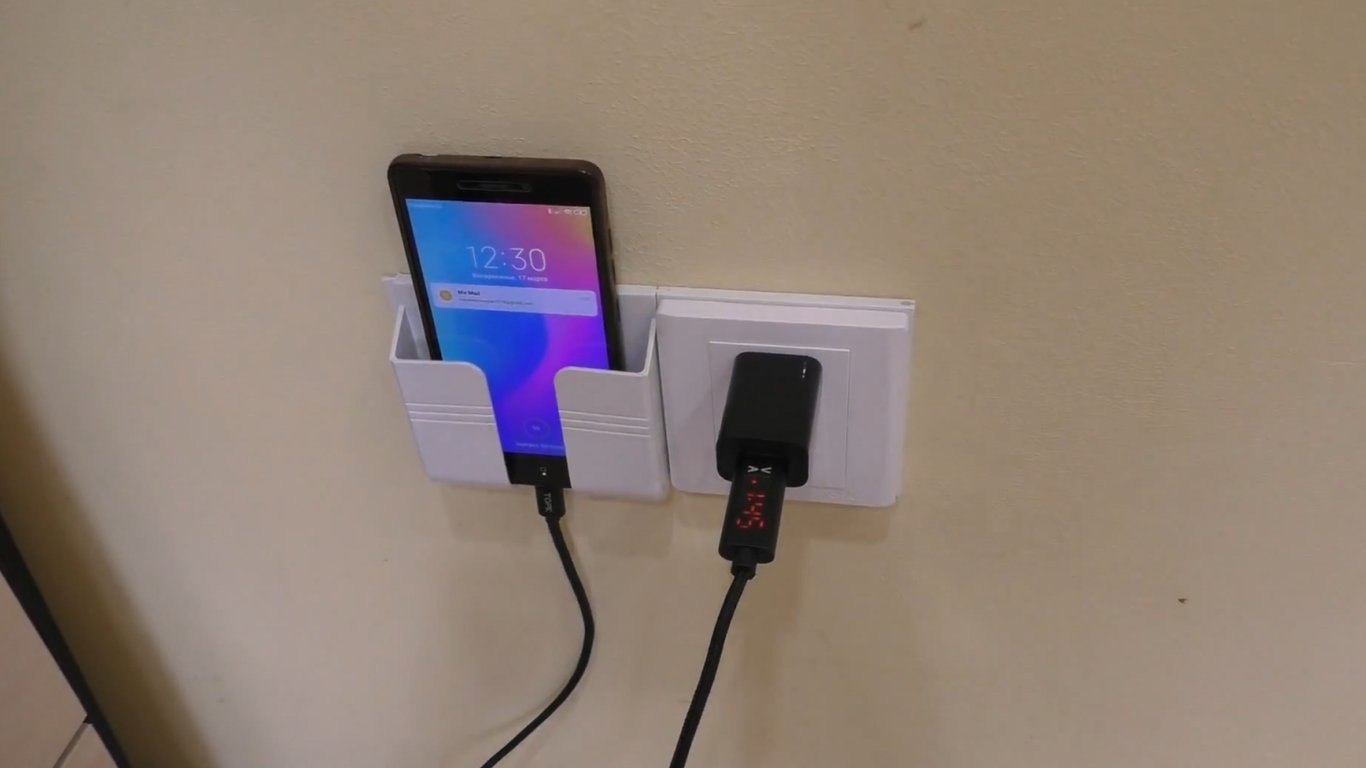 Чи безпечно заряджати телефон від USB-розетки: головні ризики