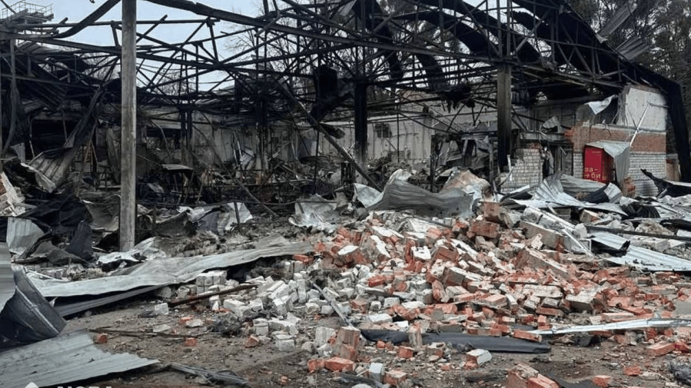 У Чугуєві дронами РФ знищено відділення Нової пошти — деталі