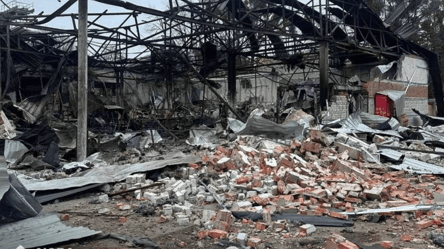 У Чугуєві дронами РФ знищено відділення Нової пошти — деталі - 285x160