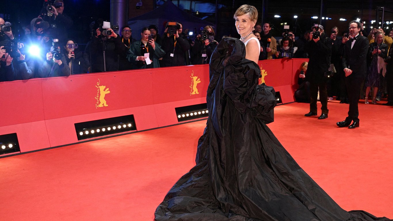 Голлівудський шик — Шерон Стоун приголомшила розкішною сукнею на Берлінале