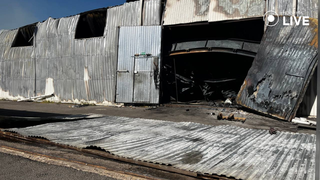 Пошкоджене сортувальне відділення Нової пошти в Одесі внаслідок ракетного удару