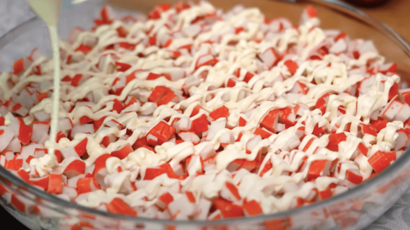 крабовий салат з помідорами