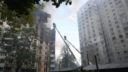 Спасатели разбирают разрушенную врагом многоэтажку в Харькове — эксклюзив Новини.LIVE - 290x166