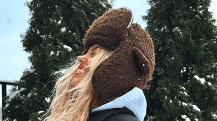 Не бейсболка і не біні — Квіткова обрала модну шапку сезону - 285x160