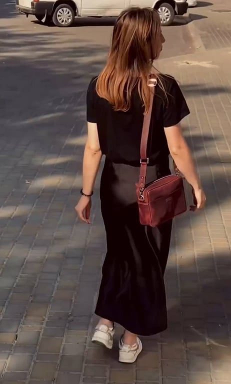 Сукня та стильна сумка - ідеальна комбінація