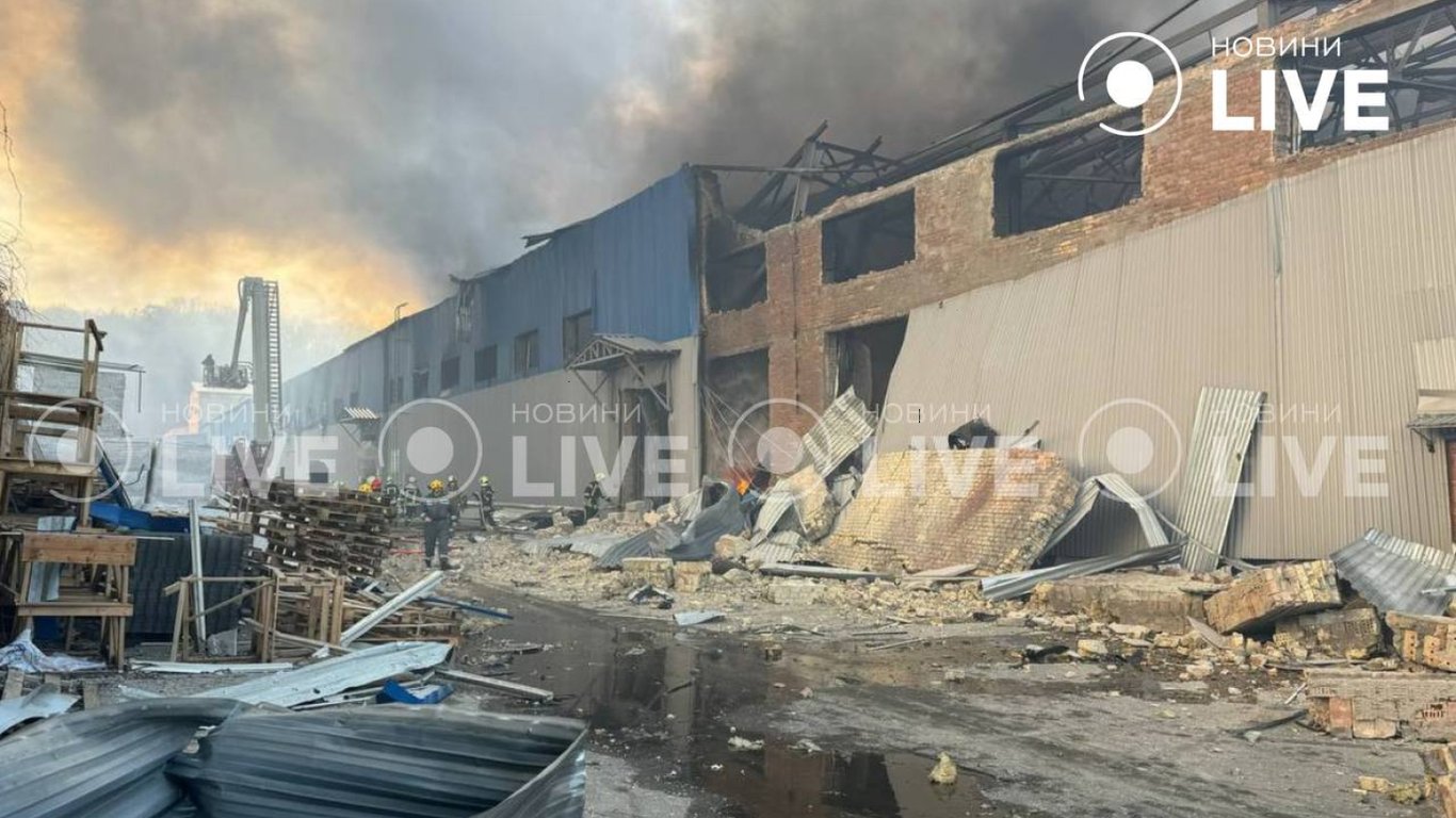 Наслідки атаки РФ на склад у Подільському районі Києва — фото