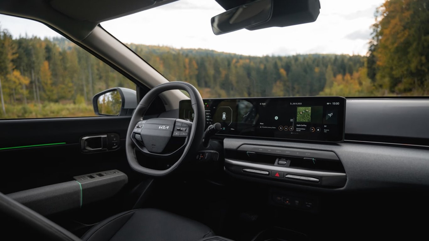 Запах бензину в салоні електрокара: звідки він там