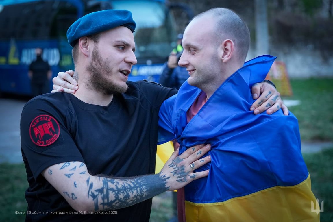 Миколаївські морпіхи повернулися з полону — фото зустрічі - фото 7