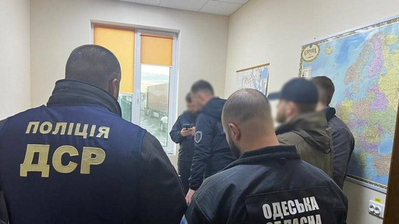 Работник одесской таможни провозил нелегальный товар в Украину