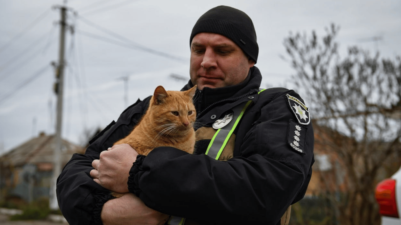Правоохоронці показали, як допомагають тваринам в Оріхові