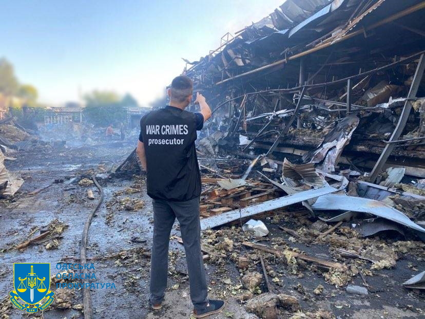 Прокуратура фіксує наслідки нічної атаки. Фото: Одеська обласна прокуратура