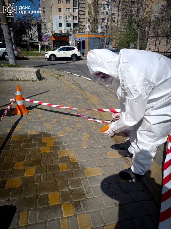 В Одесі знайшли ртуть на вулиці біля будинку — фото - фото 1