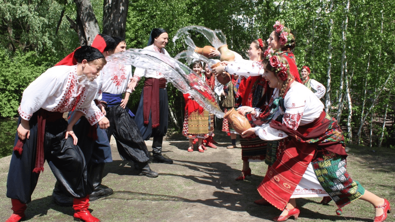 Поливаний понеділок 13 квітня 2026: красиві привітання і важливі традиції свята