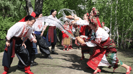 Поливальный понедельник 13 апреля: поздравления и традиции праздника - 285x160