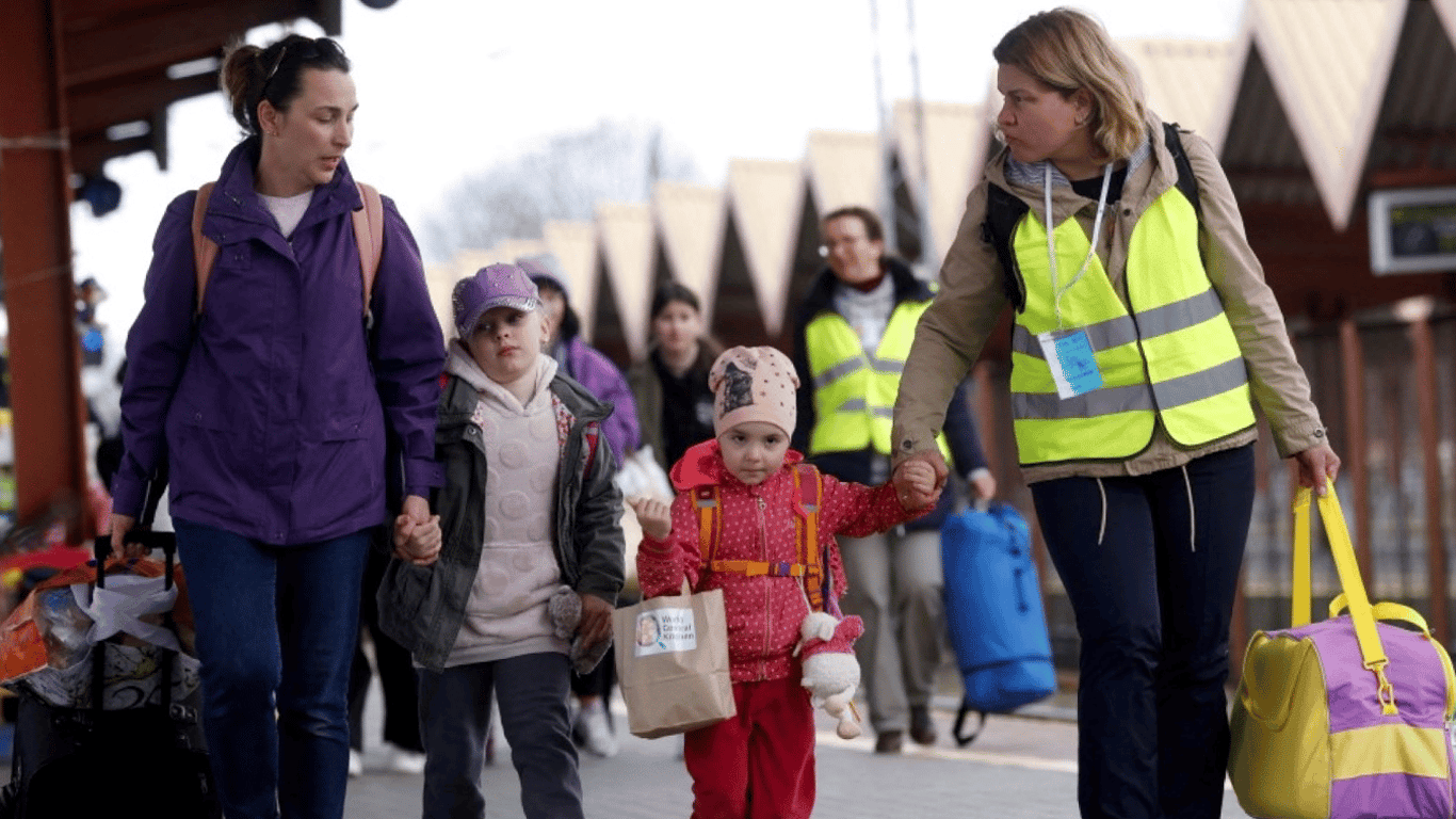 Стало відомо, скільки громадян країн Європи готові приймати українських біженців