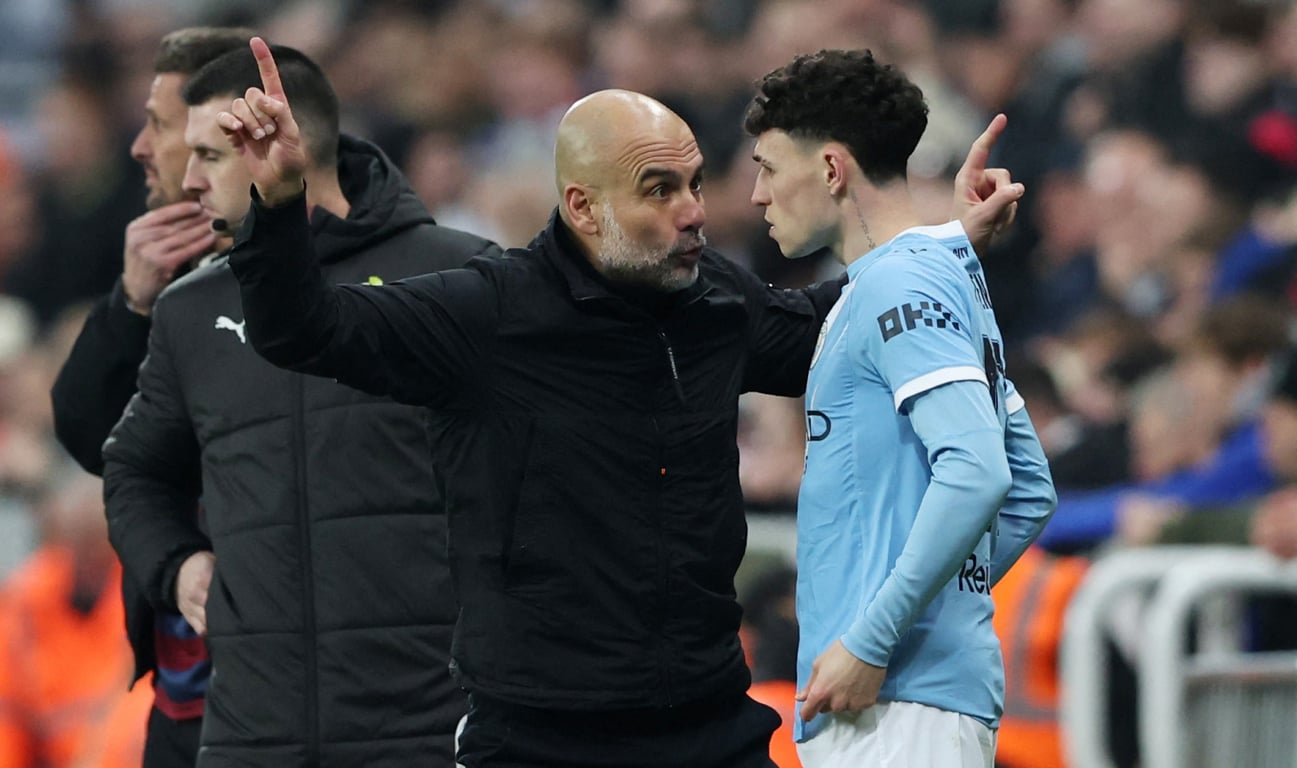 Хосеп Гвардиола дает установку Филу Фодену во время матча "Манчестер Сити"