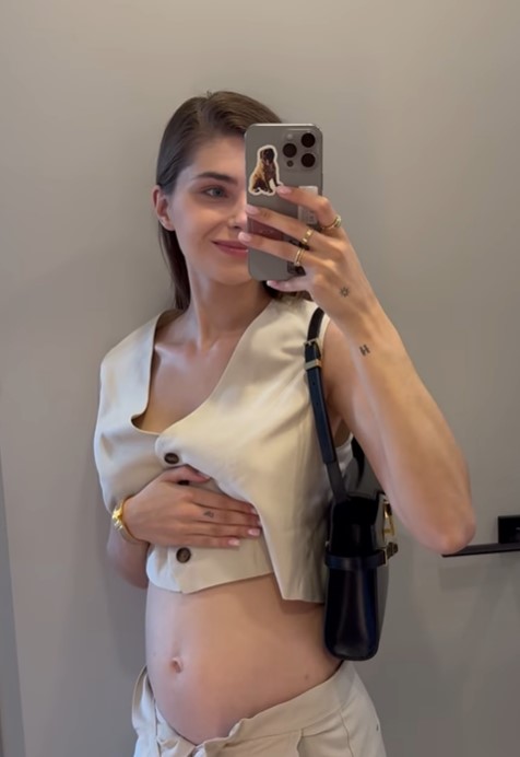 Дружина Остапчука показала вагітний животик