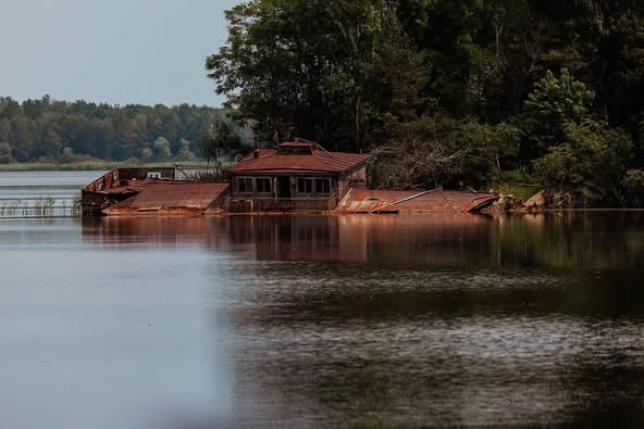 Зруйнована плавуча пристань на річковому вокзалі в Прип’яті
