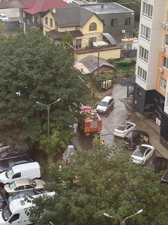 Вода тече зі стін — в Одесі сильно затопило один із житлових масивів - фото 1