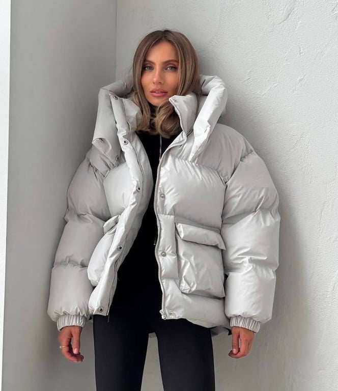 Серый пуховик будет подходить почти ко всему