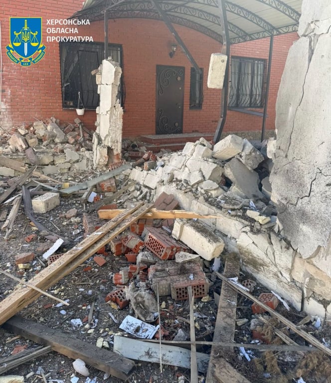 У Херсоні РФ обстріляла житлові квартали — поранені поліцейські - фото 1