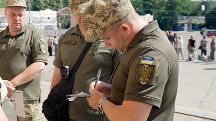 Суд скасував штраф ТЦК чоловіку, який не з'явився за повісткою поштою - 290x166