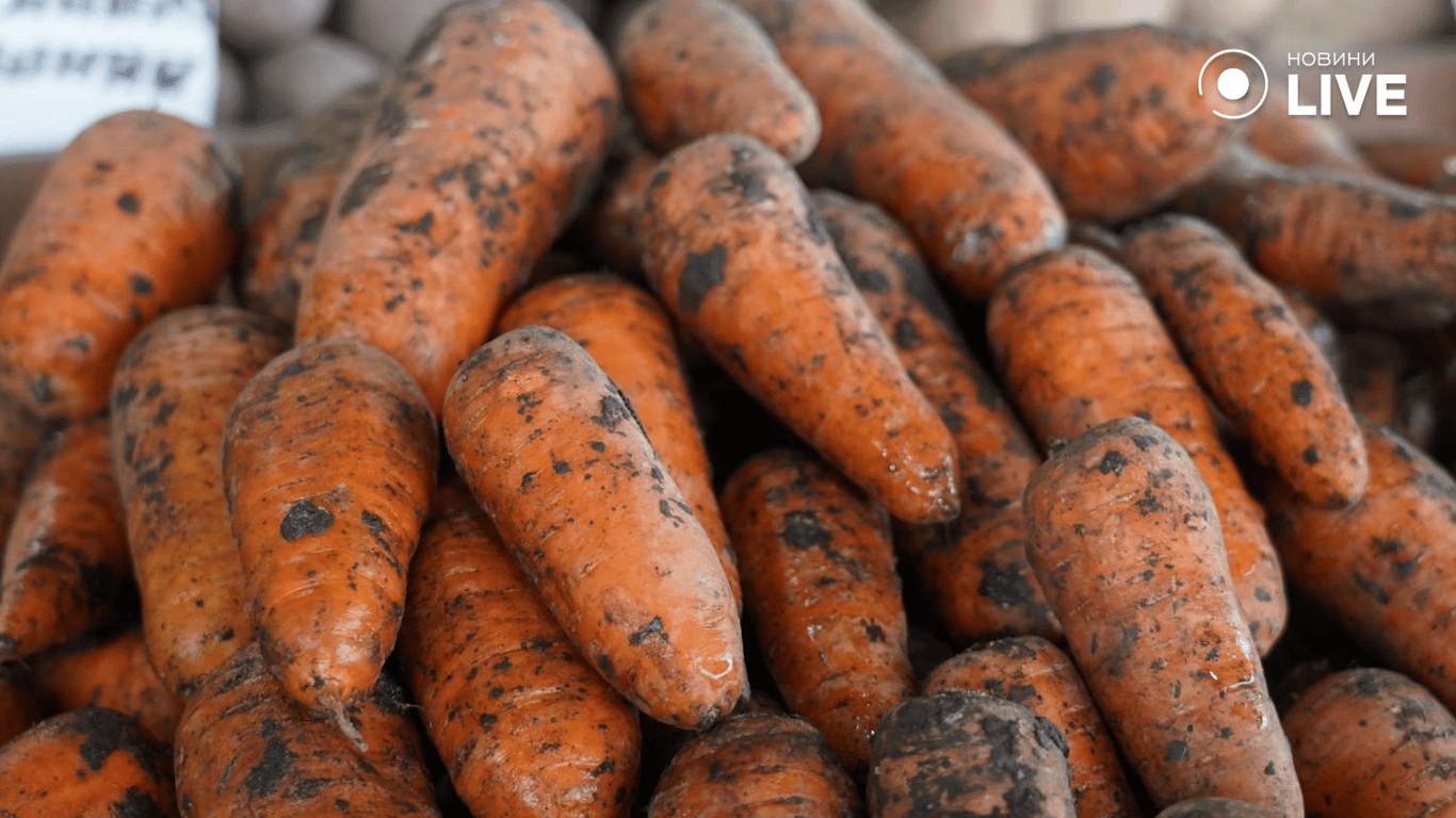 Морква на продаж на ринку