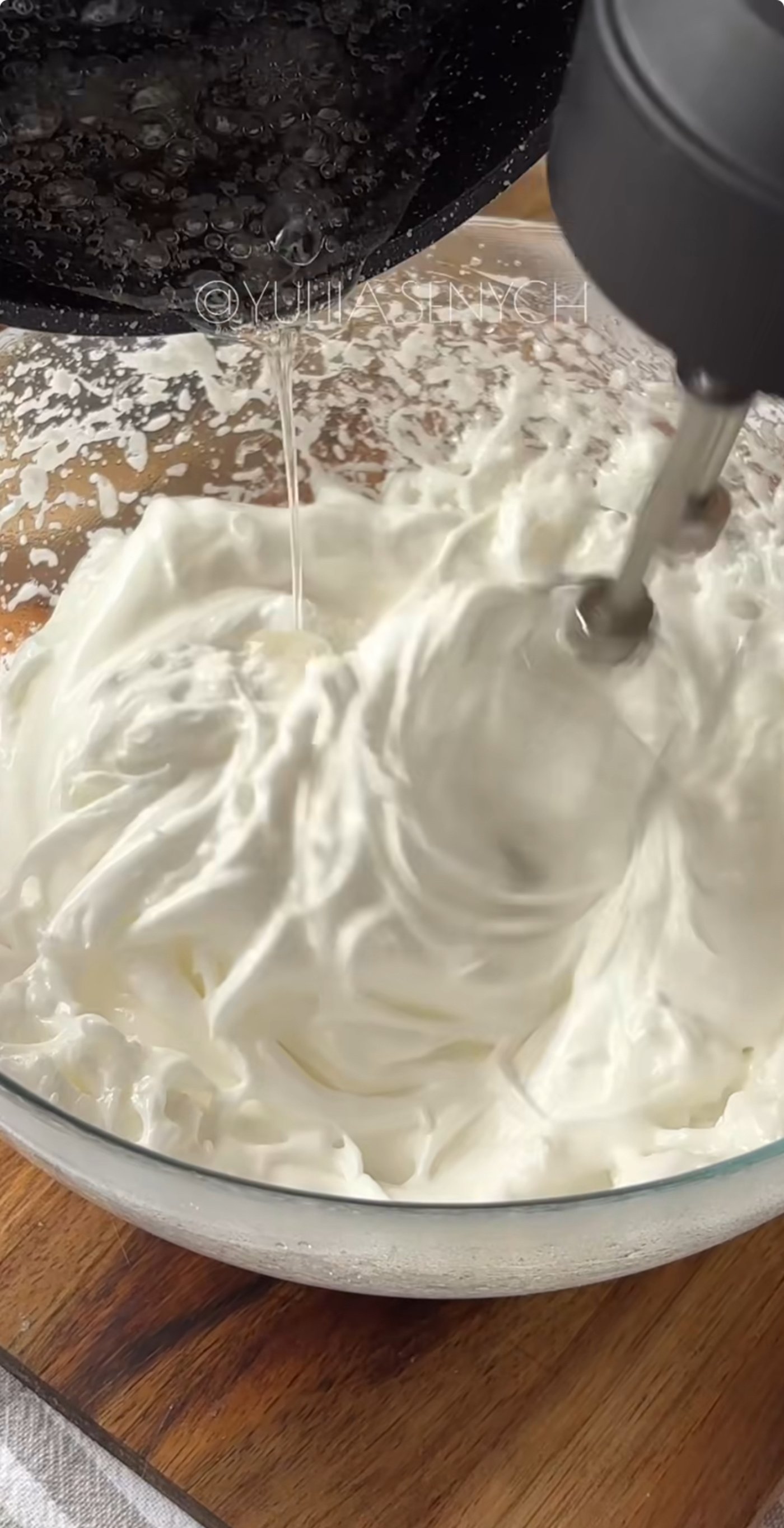 Швидка глазур на паску з білком та сиропом - рецепт