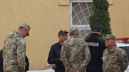Полиция и сотрудници ТЦК окружили мужчину в Черновцах — новое видео из сети - 285x160