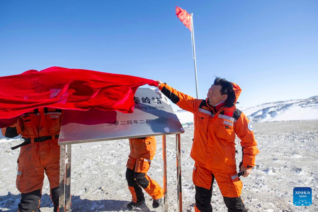 Ученые с флагом Китая в Антарктиде