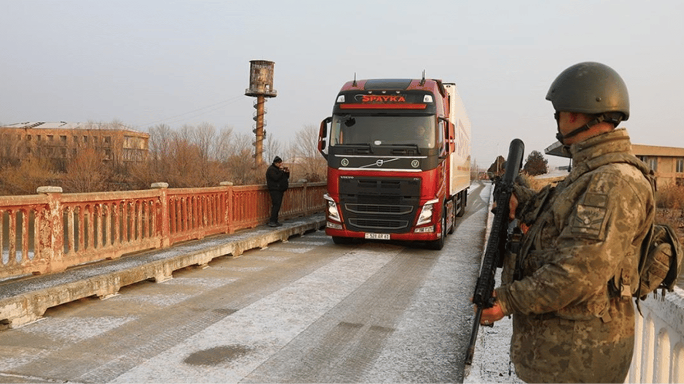 Впервые за 35 лет на границе Турции с Арменией открыли пункт пропуска для доставки гумпомощи