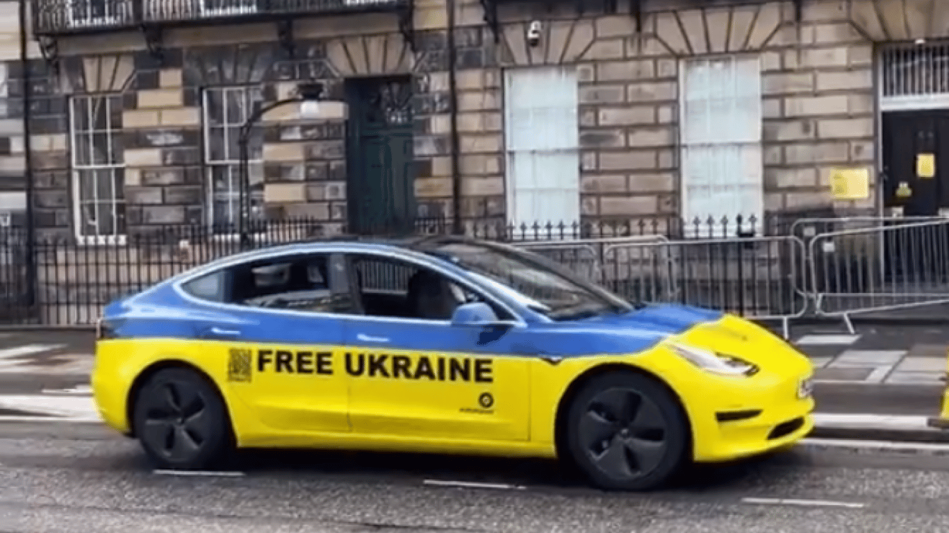 В Эдинбурге возле посольства РФ играет украинская музыка — видео